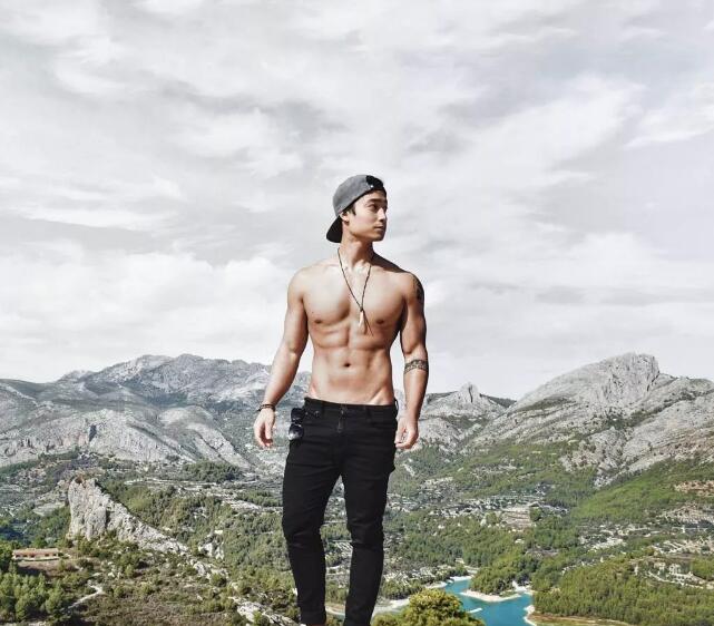 看点∣八块腹肌公狗腰的森系肌肉男，这些诱人的角度我服！ - 51虹马