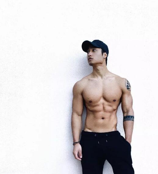 看点∣八块腹肌公狗腰的森系肌肉男，这些诱人的角度我服！ - 51虹马