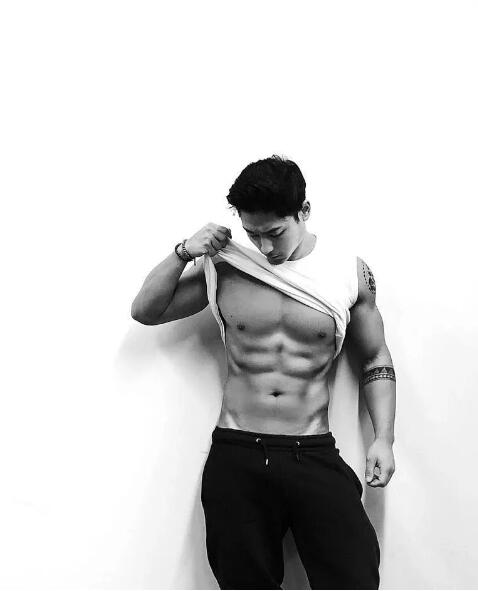 看点∣八块腹肌公狗腰的森系肌肉男，这些诱人的角度我服！ - 51虹马