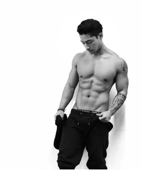 看点∣八块腹肌公狗腰的森系肌肉男，这些诱人的角度我服！ - 51虹马