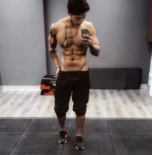 看点∣八块腹肌公狗腰的森系肌肉男，这些诱人的角度我服！ - 51虹马