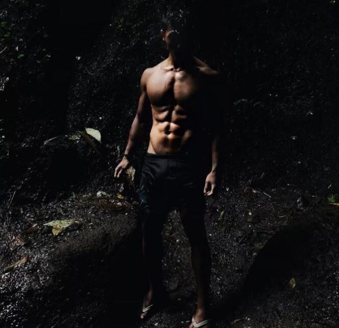 看点∣八块腹肌公狗腰的森系肌肉男，这些诱人的角度我服！ - 51虹马