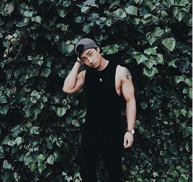 看点∣八块腹肌公狗腰的森系肌肉男，这些诱人的角度我服！ - 51虹马