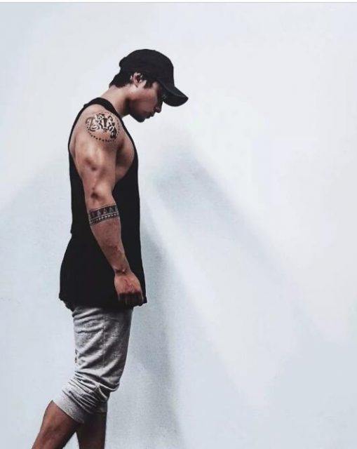 看点∣八块腹肌公狗腰的森系肌肉男，这些诱人的角度我服！ - 51虹马