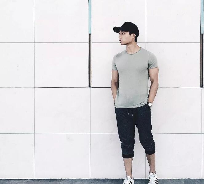 看点∣八块腹肌公狗腰的森系肌肉男，这些诱人的角度我服！ - 51虹马