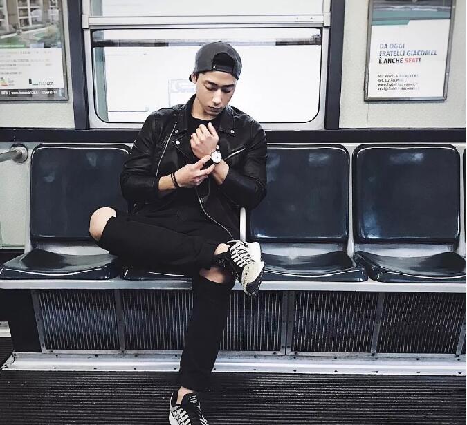 看点∣八块腹肌公狗腰的森系肌肉男，这些诱人的角度我服！ - 51虹马