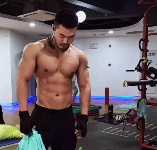 知名筋肉网红 10年前清秀弟弟照被扒出 - 51虹马