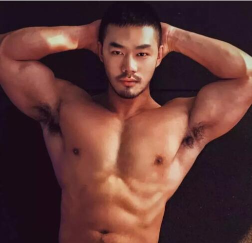 知名筋肉网红 10年前清秀弟弟照被扒出 - 51虹马