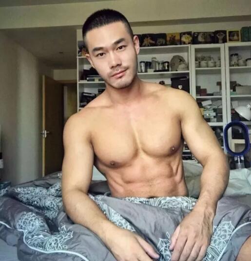 知名筋肉网红 10年前清秀弟弟照被扒出 - 51虹马