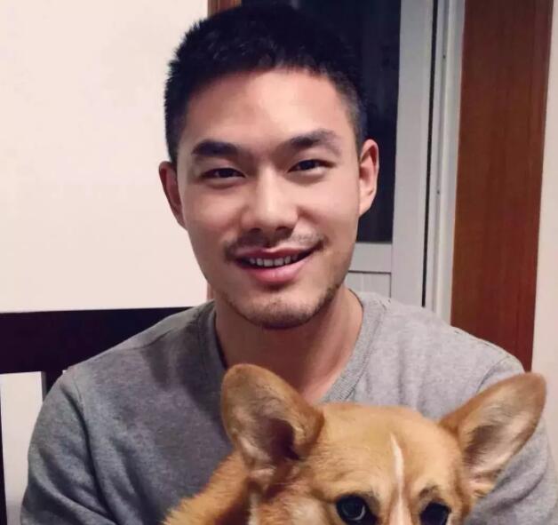 知名筋肉网红 10年前清秀弟弟照被扒出 - 51虹马