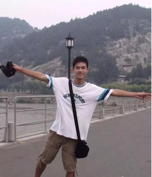 知名筋肉网红 10年前清秀弟弟照被扒出 - 51虹马