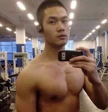 知名筋肉网红 10年前清秀弟弟照被扒出 - 51虹马