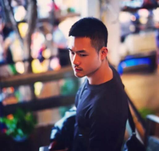 知名筋肉网红 10年前清秀弟弟照被扒出 - 51虹马