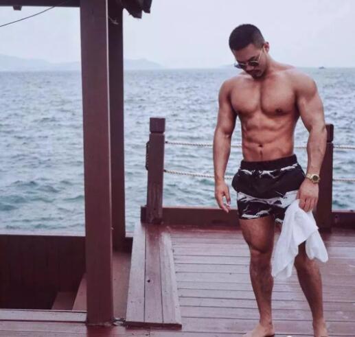 知名筋肉网红 10年前清秀弟弟照被扒出 - 51虹马