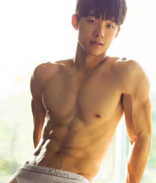 童颜巨肌的游泳教练又脫了，有腹肌很big的俬密摄影集要收藏么？ - 51虹马