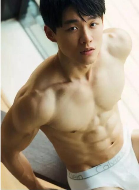 童颜巨肌的游泳教练又脫了，有腹肌很big的俬密摄影集要收藏么？ - 51虹马