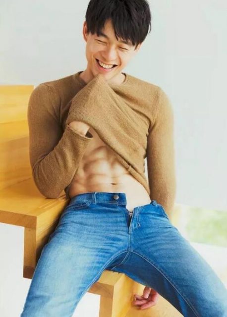 童颜巨肌的游泳教练又脫了，有腹肌很big的俬密摄影集要收藏么？ - 51虹马