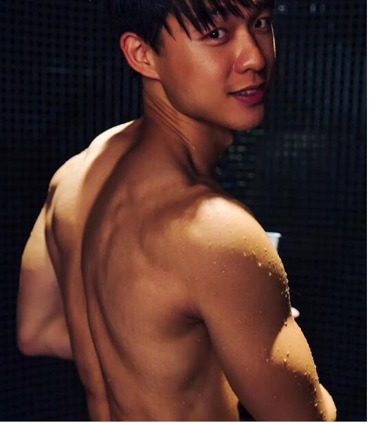 童颜巨肌的游泳教练又脫了，有腹肌很big的俬密摄影集要收藏么？ - 51虹马