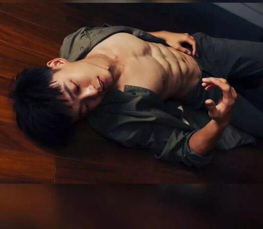 童颜巨肌的游泳教练又脫了，有腹肌很big的俬密摄影集要收藏么？ - 51虹马