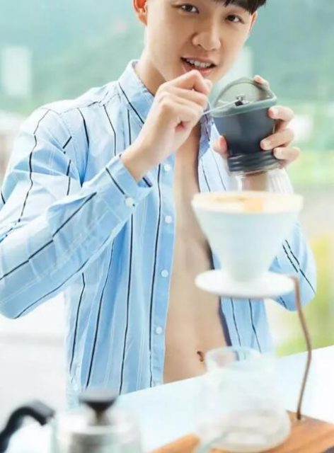 童颜巨肌的游泳教练又脫了，有腹肌很big的俬密摄影集要收藏么？ - 51虹马