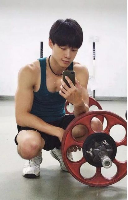 童颜巨肌的游泳教练又脫了，有腹肌很big的俬密摄影集要收藏么？ - 51虹马