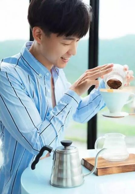 童颜巨肌的游泳教练又脫了，有腹肌很big的俬密摄影集要收藏么？ - 51虹马