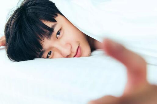 童颜巨肌的游泳教练又脫了，有腹肌很big的俬密摄影集要收藏么？ - 51虹马