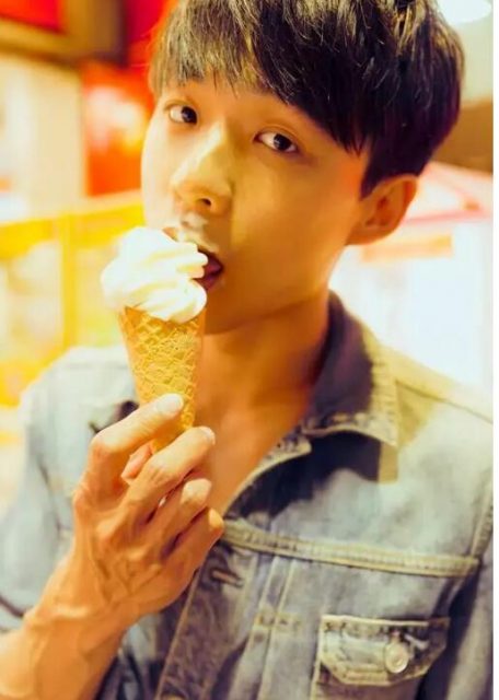 童颜巨肌的游泳教练又脫了，有腹肌很big的俬密摄影集要收藏么？ - 51虹马