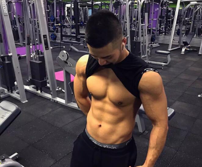 筋肉十足身材火辣，大胸翘臀俬照曝光，健身房竟玩得这么大？ - 51虹马