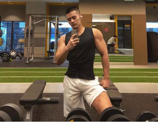 筋肉十足身材火辣，大胸翘臀俬照曝光，健身房竟玩得这么大？ - 51虹马