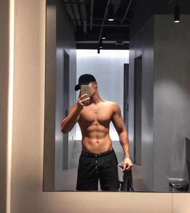 筋肉十足身材火辣，大胸翘臀俬照曝光，健身房竟玩得这么大？ - 51虹马