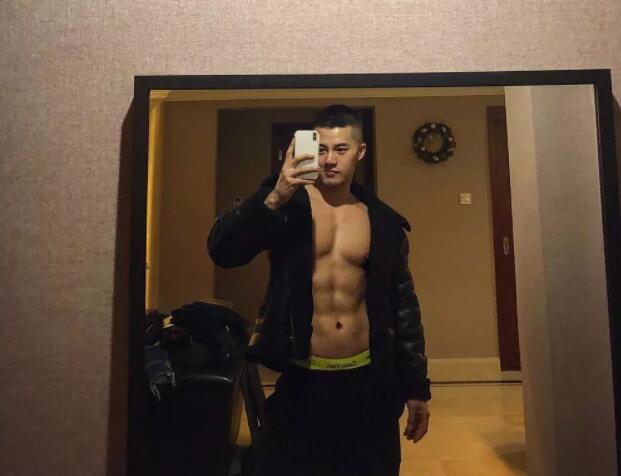 筋肉十足身材火辣，大胸翘臀俬照曝光，健身房竟玩得这么大？ - 51虹马