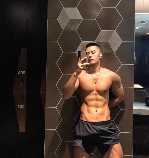 筋肉十足身材火辣，大胸翘臀俬照曝光，健身房竟玩得这么大？ - 51虹马