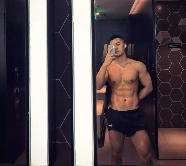 筋肉十足身材火辣，大胸翘臀俬照曝光，健身房竟玩得这么大？ - 51虹马