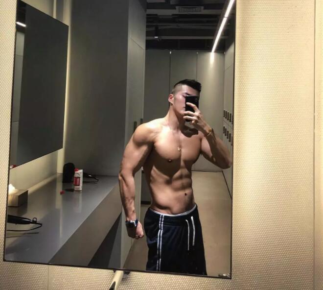 筋肉十足身材火辣，大胸翘臀俬照曝光，健身房竟玩得这么大？ - 51虹马