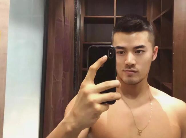 筋肉十足身材火辣，大胸翘臀俬照曝光，健身房竟玩得这么大？ - 51虹马