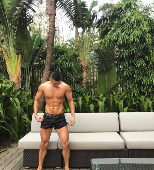 筋肉十足身材火辣，大胸翘臀俬照曝光，健身房竟玩得这么大？ - 51虹马