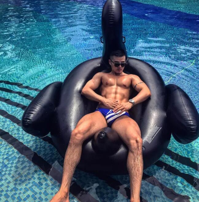 筋肉十足身材火辣，大胸翘臀俬照曝光，健身房竟玩得这么大？ - 51虹马