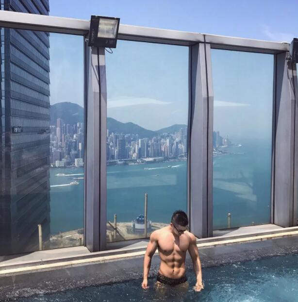 筋肉十足身材火辣，大胸翘臀俬照曝光，健身房竟玩得这么大？ - 51虹马