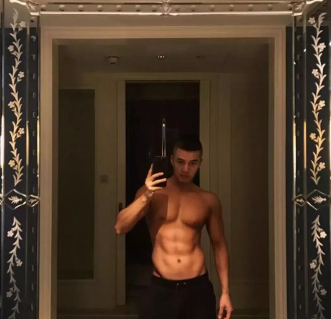 筋肉十足身材火辣，大胸翘臀俬照曝光，健身房竟玩得这么大？ - 51虹马