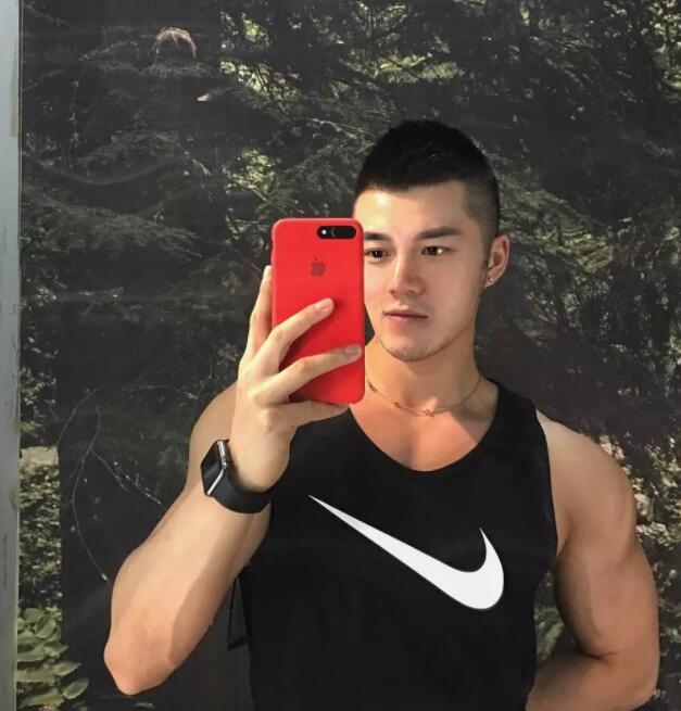 筋肉十足身材火辣，大胸翘臀俬照曝光，健身房竟玩得这么大？ - 51虹马