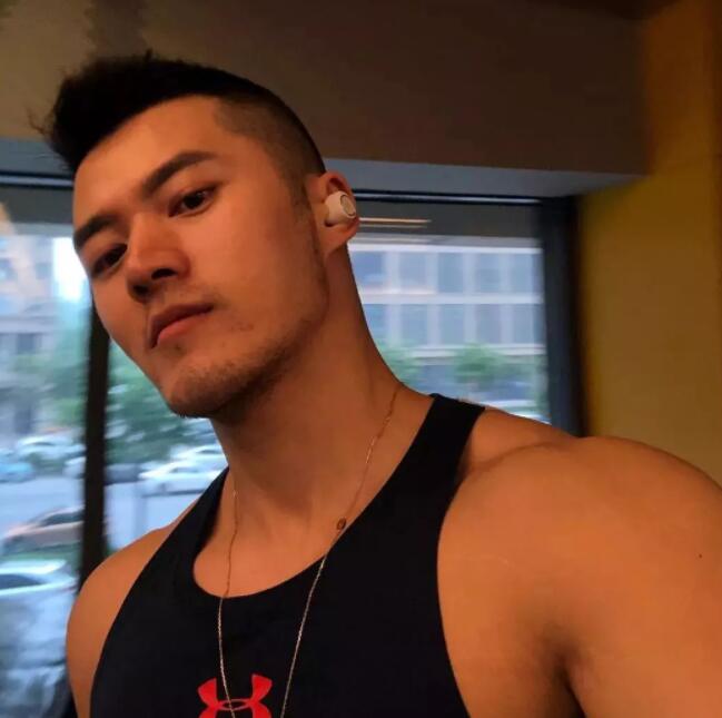 筋肉十足身材火辣，大胸翘臀俬照曝光，健身房竟玩得这么大？ - 51虹马