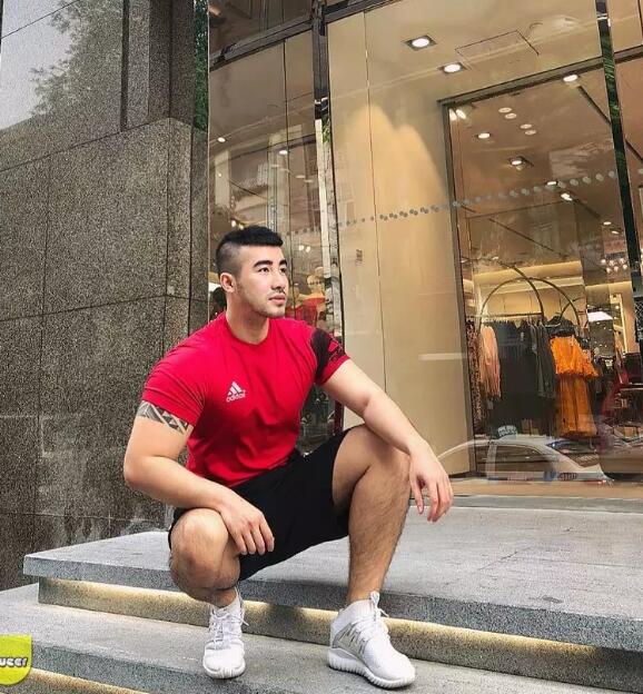 筋肉男模翘臀照被指P图，假照纷纷被扒皮看好戏！ - 51虹马