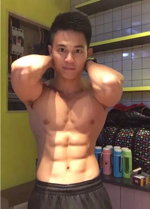 肌肉特警健身房化身老司机，开启各种“大尺度”姿势 - 51虹马