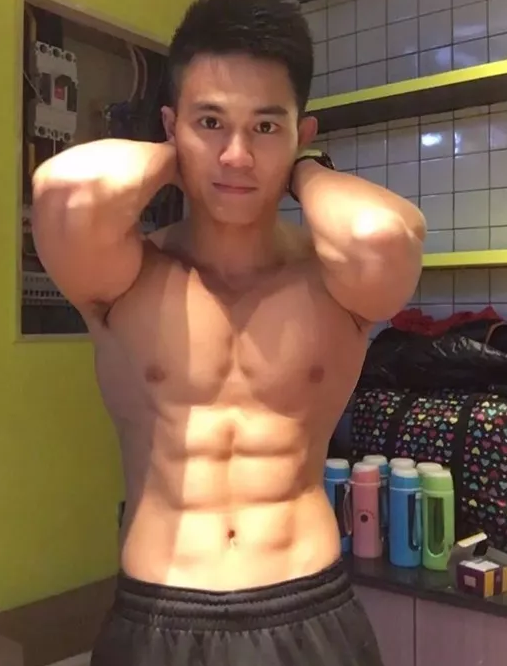 肌肉特警健身房化身老司机，开启各种“大尺度”姿势 - 51虹马