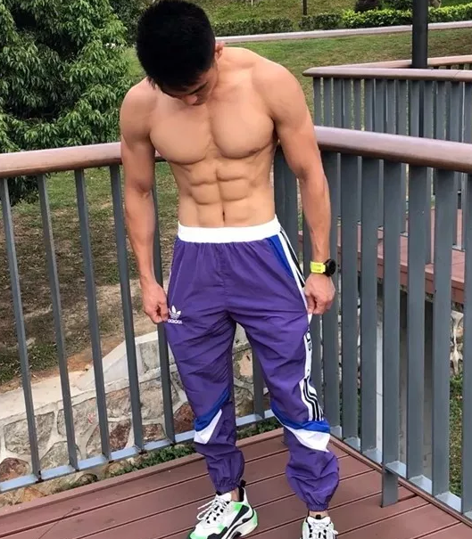 肌肉特警健身房化身老司机，开启各种“大尺度”姿势 - 51虹马