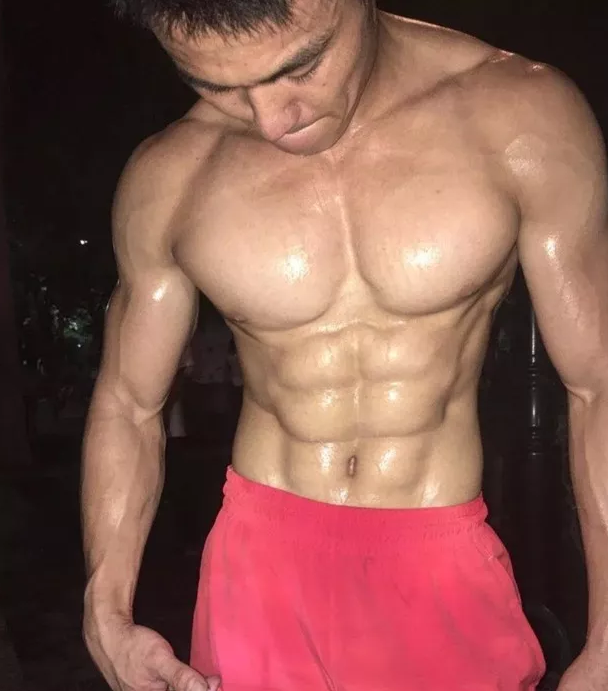 肌肉特警健身房化身老司机，开启各种“大尺度”姿势 - 51虹马