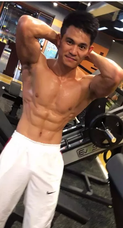 肌肉特警健身房化身老司机，开启各种“大尺度”姿势 - 51虹马