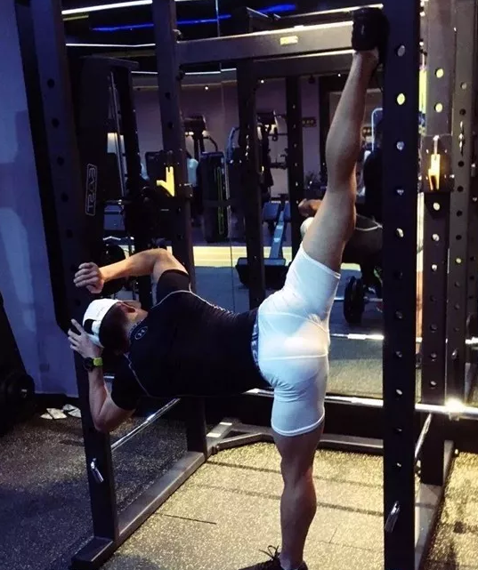 肌肉特警健身房化身老司机，开启各种“大尺度”姿势 - 51虹马