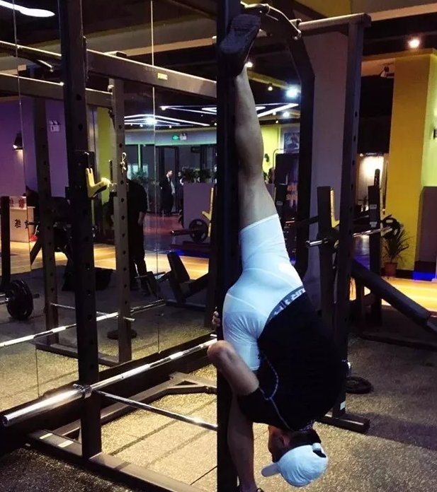 肌肉特警健身房化身老司机，开启各种“大尺度”姿势 - 51虹马